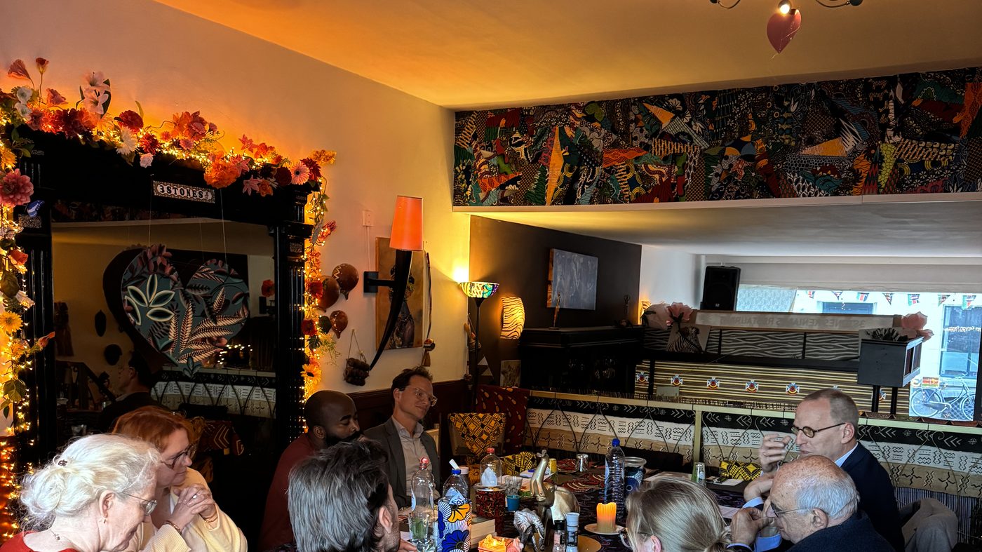 Gasten aan tafel tijdens een eerdere editie van Kiza’s Keuken